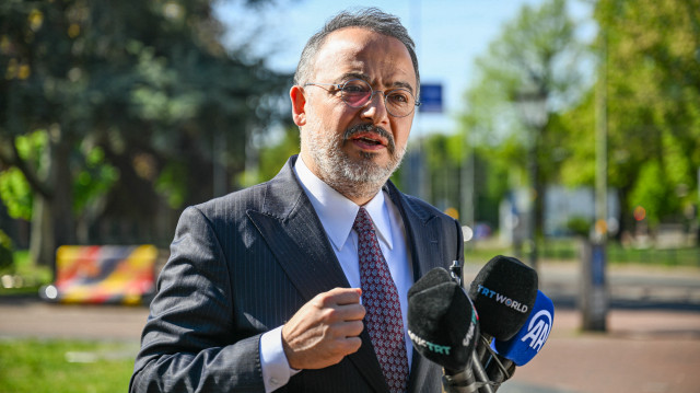 Nuh Yilmaz, vice-ministre des affaires étrangères de la Türkiye, comparaît devant la Cour internationale de justice et s'adresse à la presse concernant l'audience en cours sur les obligations humanitaires d'Israël et l'obstruction présumée de l'aide à Gaza, à La Haye, Pays-Bas, le 30 avril 2025.