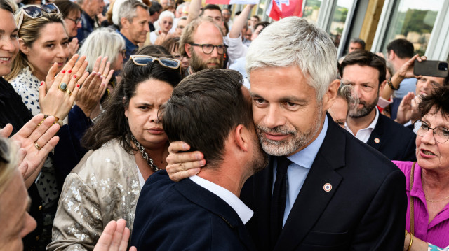 Le président du groupe parlementaire de la Droite Républicaine, Laurent Wauquiez (CR), rencontre des sympathisants après les résultats de l'élection pour la présidence du parti politique Les Républicains au Puy-en-Velay, dans le centre de la France, le 18 mai 2025. Laurent Wauquiez a reconnu sa défaite le 18 mai 2025 face à Bruno Retailleau pour la présidence des Républicains et a appelé la droite à porter un "projet de rupture", possible "si nous ne sommes pas dilués dans le macronisme".