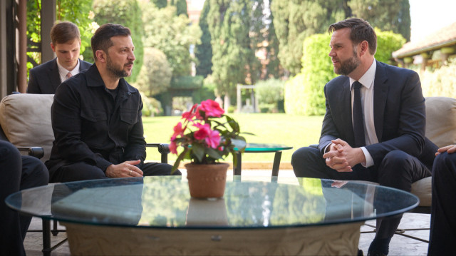 Cette photo prise et diffusée par le service de presse de la présidence ukrainienne le 18 mai 2025 montre le président Volodymyr Zelensky et le vice-président des États-Unis JD Vance s'entretenant lors de leur réunion à Rome.