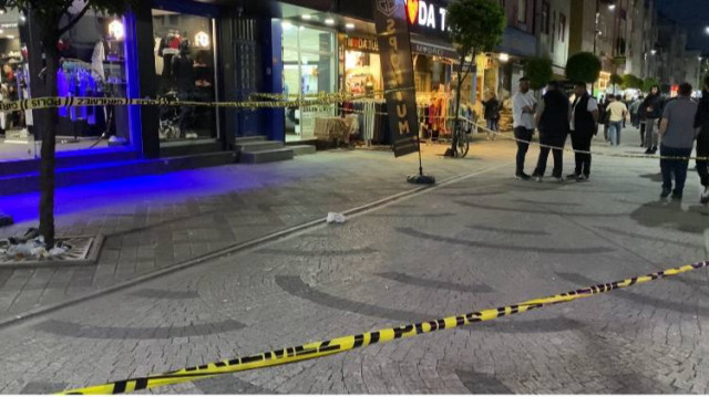 Polis ekipleri, silahlı saldırıya uğrayan dükkanda olay yeri inceleme çalışması yaptı.