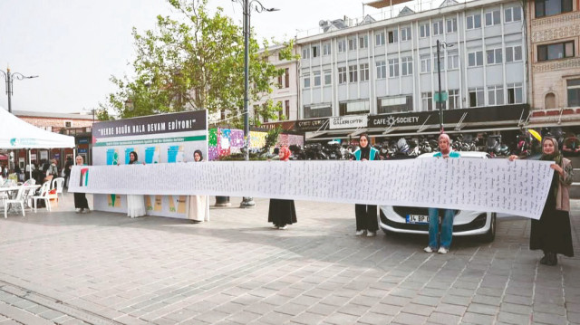 Broşürler etkinlik kapsamında çevrede bulunan vatandaşlara, esnafa ve turistlere dağıtıldı.