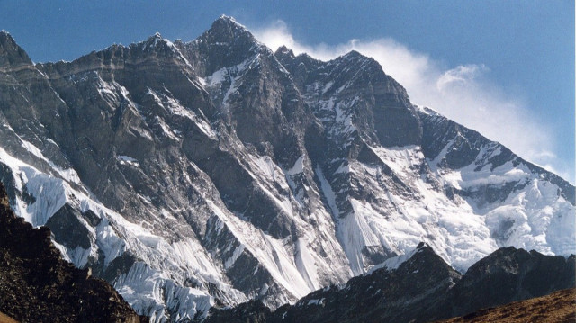 Yetkililer, dağcıların cansız bedenlerinin zirve yakınında bulunan kamptan indirilmeye çalışıldığını aktardı.