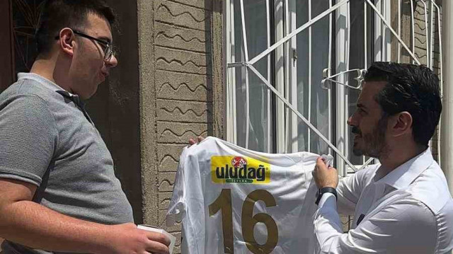 Başkan Kurtuluş, Efe'ye Bursaspor forması hediye etti.