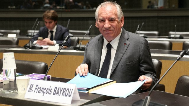 Le Premier ministre français François Bayrou pose avant l'audition d'une commission d'enquête parlementaire sur les allégations d'abus physiques et sexuels généralisés à l'école Notre-Dame de Bétharram dans le sud-ouest de la France entre les années 1970 et 1990, à l'Assemblée nationale, la chambre basse du parlement français, à Paris le 14 mai 2025. M. Bayrou est confronté à l'un des moments les plus délicats de ses cinq mois de mandat, alors qu'il répond aux questions d'une commission parlementaire enquêtant sur des allégations d'abus sexuels dans une école catholique. M. Bayrou a dû faire face aux accusations de l'opposition selon lesquelles, en tant que ministre de l'éducation au milieu des années 1990, il était au courant de l'existence d'abus physiques et sexuels généralisés à l'école Notre-Dame de Bétharram, dans le sud-ouest de la France, pendant plusieurs décennies.