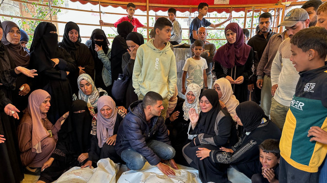 Des Palestiniens se recueillent devant les corps de proches tués lors de frappes israéliennes sur des tentes de déplacés dans la zone ouest de Mawasi, à l'hôpital Nasser de Khan Yunis, dans le sud de la bande de Gaza, le 18 mai 2025. Le porte-parole de la défense civile de Gaza, Mahmud Bassal, a déclaré à l'AFP que 22 personnes avaient été tuées et au moins 100 autres blessées lors d'une attaque menée avant l'aube contre des tentes abritant des Palestiniens déplacés à Al-Mawasi, dans le sud de la bande de Gaza.
