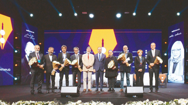 Projenin ilk yayınları arasında yer alan “Felsefe Söyleşileri” başlıklı iki ciltlik Teoman Duralı kitabı, Duralı’nın TRT 2’de 2019-2022’de gerçekleşen programından derlenerek hazırlandı.