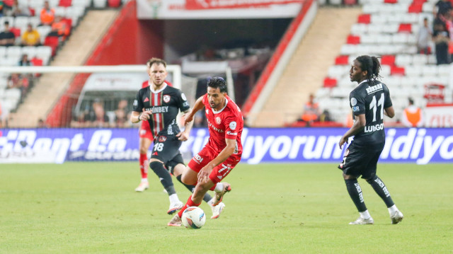 Trendyol Süper Lig'in 36. haftasında Onvo Antalyaspor ile Gaziantep FK, Corendon Airlines Park Antalya Stadı'nda karşılaştı. Bir pozisyonda Antalyasporlu oyuncu Abdurrahim Dursun (77) rakibi ile mücadele etti.