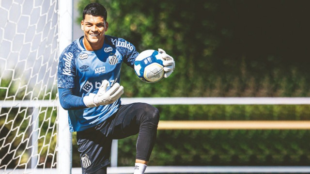 2023-24 sezonu devre arasında Santos’a bedelsiz transfer olan Brazao’nun 2028 yılına kadar sözleşmesi bulunuyor.