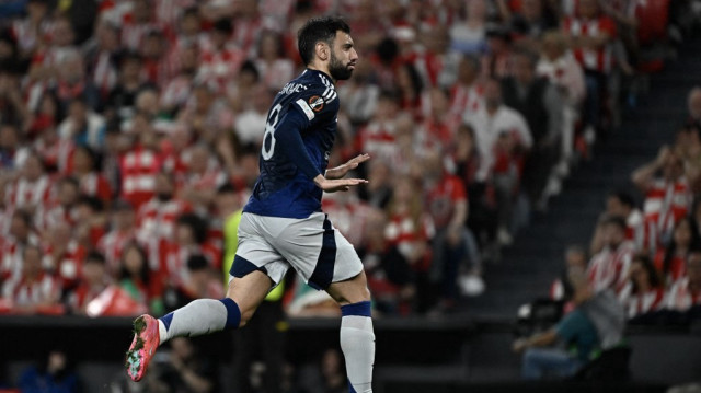 Le milieu de terrain portugais de Manchester United Bruno Fernandes, célèbre son deuxième but lors du match aller des demi-finales de la Ligue Europa entre l'Athletic Club Bilbao et Manchester United, au stade San Mamés de Bilbao, le 1er mai 2025.