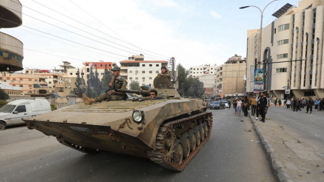 Des membres des forces de sécurité syriennes se déploient dans une zone proche de la capitale syrienne Damas, le 30 avril 2025, au milieu d'affrontements sectaires meurtriers.