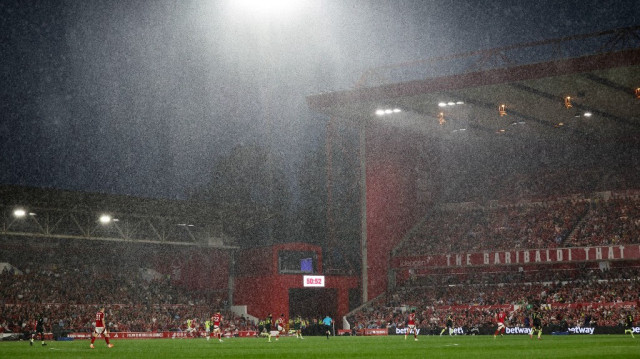 Les joueurs de Nottingham Forest et Brentford sous la pluie lors du match de Premier League entre Nottingham Forest et Brentford au City Ground de Nottingham, en Angleterre centrale, le 1er mai 2025.
