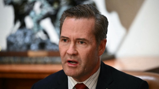 Le conseiller américain à la sécurité nationale, Mike Waltz, s'exprime lors d'une réunion avec le président américain Donald Trump et les ambassadeurs américains dans la salle du Cabinet de la Maison Blanche à Washington, DC, le 25 mars 2025.