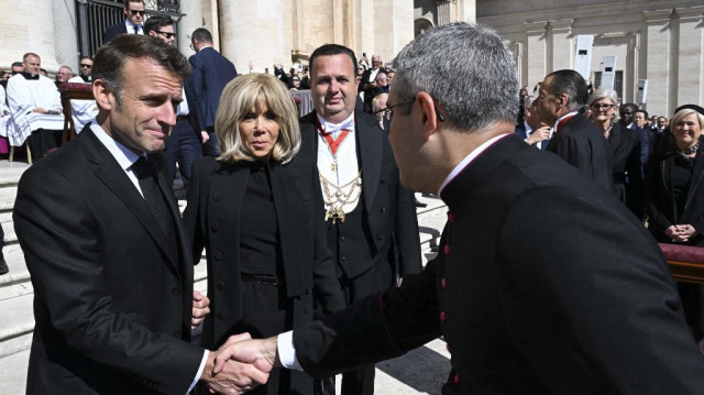 Cette photo prise et diffusée le 26 avril 2025 par les médias du Vatican montre le président français Emmanuel Macron et son épouse Brigitte à leur arrivée à la cérémonie funéraire du pape François au Vatican.