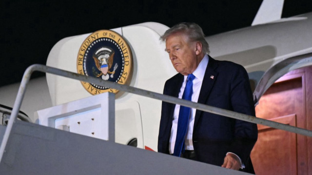 Le président américain Donald Trump débarque d'Air Force One à son arrivée à l'aéroport international de Palm Beach à West Palm Beach, en Floride, le 1er mai 2025, alors qu'il se rend en Floride pour y passer le week-end.