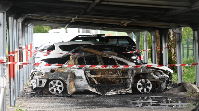 Cette photographie prise le 16 avril 2025 montre une voiture brûlée devant la prison de Tarascon, dans le sud de la France, après que trois voitures ont été incendiées la nuit précédente sur le parking de la prison.