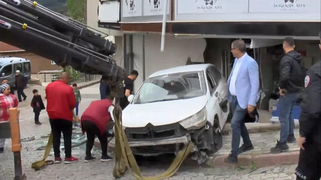 Sultanbeyli'de kontrolden çıkan otomobil iş yerine daldı