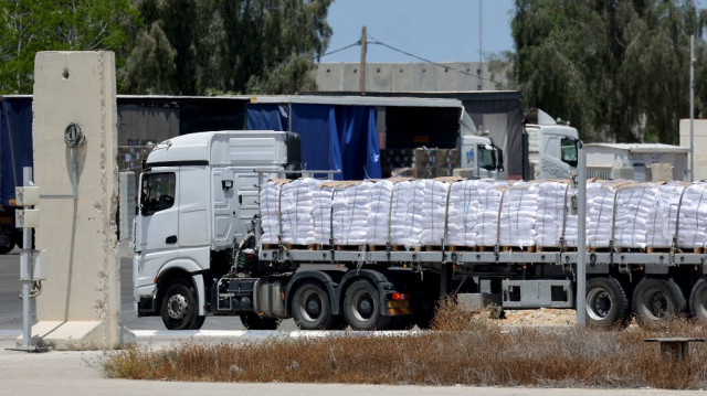 Un camion transportant de l'aide entre dans la bande de Gaza par le point de passage israélien de Kerem Shalom, le 20 mai 2025, dans le cadre de la guerre en cours avec le mouvement militant palestinien Hamas.