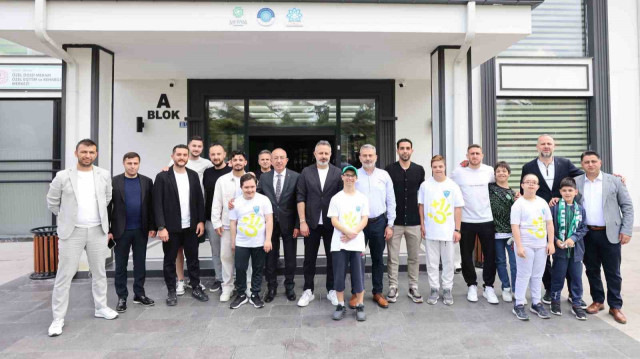 Futbolcular çocuklarla hatıra fotoğrafı çektirdi.