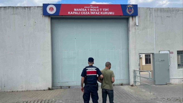 Manisa İl Jandarma Komutanlığı'na bağlı Jandarma Suç Araştırma Timi, 42 suçtan aranan zanlı yapılan operasyon sonucu tutukladı.