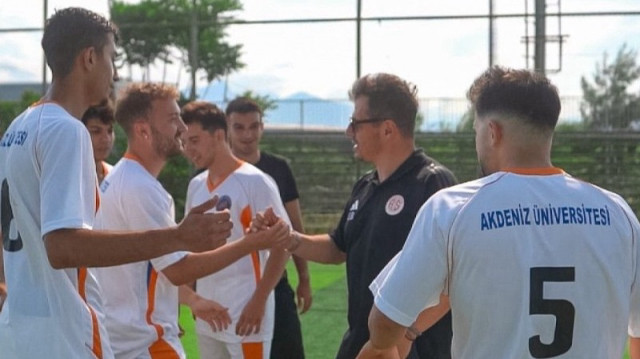 Emre Belözoğlu öğrencilerle futbol oynadı