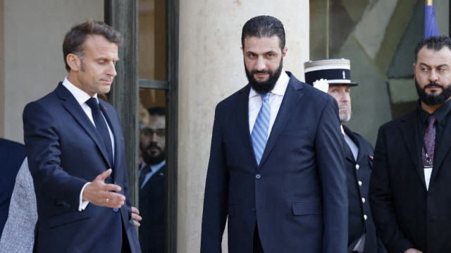Le président syrien Ahmed al-Sharaa (à droite), flanqué du président français Emmanuel Macron (à gauche), quitte le palais de l'Élysée à Paris, le 7 mai 2025, après une conférence de presse conjointe à l'issue d'une réunion. Le président syrien par intérim, Ahmed al-Sharaa, est arrivé à Paris le 7 mai, ont rapporté les médias d'État. Il s'agit de sa première visite en Europe depuis qu'il a renversé le dirigeant de longue date, Bachar al-Assad, en décembre.