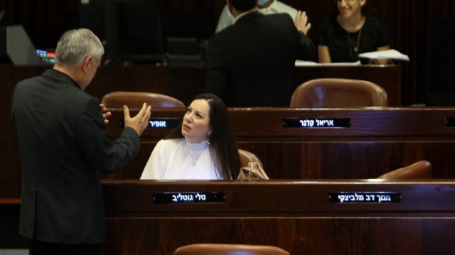 Les membres du parlement israélien Tali Gottlieb (R) pour le Likoud et Meir Cohen pour Yesh Atid, assistent à une réunion du parlement (Knesset) à Jérusalem le 28 juin 2023.