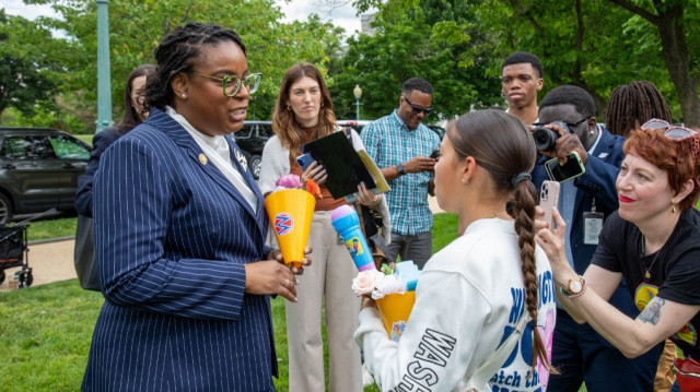 Rep. LaMonica McIver (D-NJ) participe au rassemblement de MomsRising.org sur Capitol Hill pour exhorter les législateurs à rejeter les allégements fiscaux pour les milliardaires et protester contre les réductions de Medicaid et de la garde d'enfants sur Capitol Hill afin de poursuivre la lutte pour une politique favorable à la famille, le 08 mai 2025 à Washington, DC. 