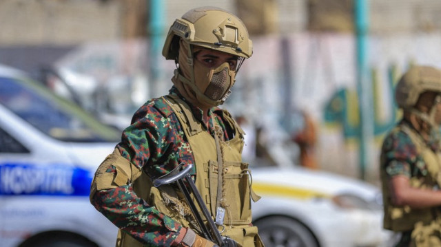 Des membres des forces de sécurité yéménites affiliées aux Houthis montent la garde lors d'un rassemblement de solidarité avec les Palestiniens et la bande de Gaza et de condamnation d'Israël et des États-Unis, dans la capitale Sanaa, le 16 mai 2025.