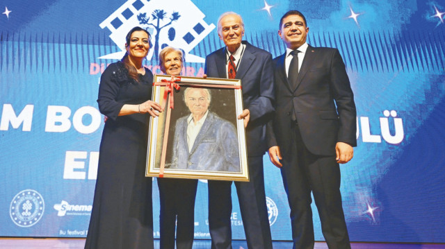 Söyleşinin ardından ödül törenine geçildi.