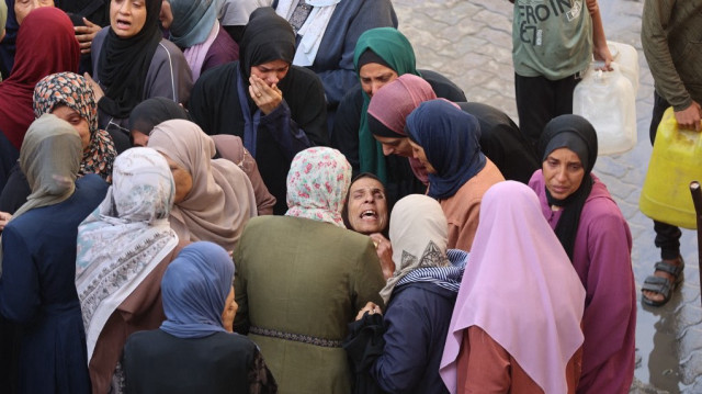 Des femmes palestiniennes font leurs adieux à leurs proches à l'hôpital arabe Al-Ahli de la ville de Gaza, également connu sous le nom d'hôpital baptiste, après une frappe aérienne israélienne qui a touché une école de l'UNRWA, servant de refuge aux personnes qui ont quitté leurs maisons dans le territoire palestinien assiégé, le 20 mai 2025.