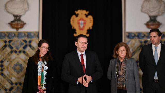 Le Premier ministre portugais Luis Montenegro, entouré d'autres membres du parti social-démocrate (PSD), répond aux questions des journalistes après une réunion avec le président portugais au palais de Belém à Lisbonne, le 12 mars 2025.