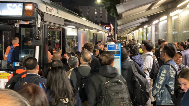 Un câble à haute tension est tombé sur un train de banlieue près de Sydney, piégeant des centaines de passagers pendant plusieurs heures. Aucun blessé n’a été signalé.