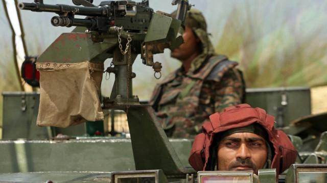 Des soldats de l'armée indienne sont assis dans un véhicule blindé dans le secteur d'Akhnoor, près de la ligne de contrôle (LoC) entre l'Inde et le Pakistan, dans la région de Jammu, le 19 mai 2025.