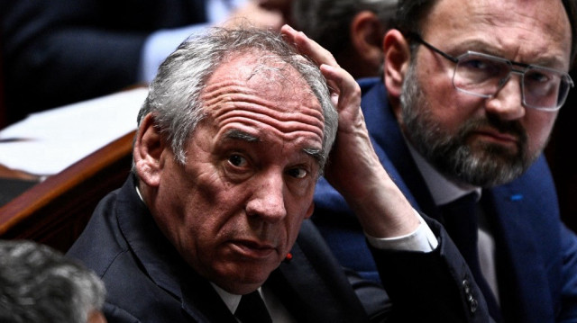 Le Premier ministre français François Bayrou (G) et le ministre délégué chargé des relations avec le Parlement Patrick Mignola assistent à une séance de questions au gouvernement à l'Assemblée nationale, la chambre basse du Parlement français, à Paris, le 20 mai 2025.