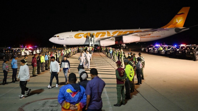 Des migrants vénézuéliens expulsés des États-Unis et bloqués au Honduras débarquent d'un avion de Conviasa Airlines à leur arrivée à l'aéroport international Simon Bolivar de Maiquetia, au Venezuela, le 24 mars 2025.