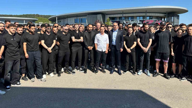 Protesto eden futbolcuların siyah kıyafet giyinmesi dikkati çekti.
