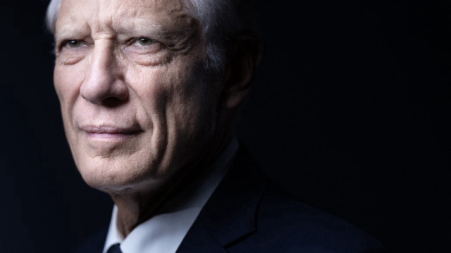 L'ancien Premier ministre Dominique de Villepin pose lors d'une séance photo à Paris le 4 avril 2025.