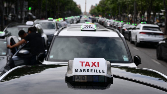 Des chauffeurs de taxi participent à une opération de blocage lors d'une manifestation nationale contre les changements proposés dans la manière dont l'État finance les services de transport médical à Marseille, le 19 mai 2025.
