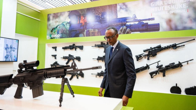 Le Président rwandais Paul Kagamé regarde une gamme d'armes modernes, y compris des armes à feu fabriquées localement, à l'occasion de la première Conférence internationale sur la sécurité en Afrique (ISCA) qui s'est tenue à Kigali le lundi 19 mai 2025.