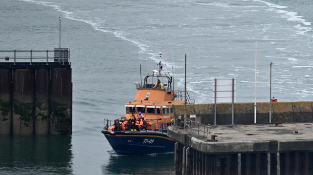 Le canot de sauvetage RNLI Severn Class "City of London II", transportant des migrants recueillis en mer et tentant de traverser la Manche depuis la France, arrive à la marina de Douvres, dans le sud-est de l'Angleterre, le 21 mai 2025.