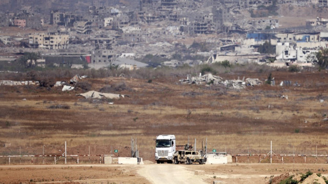 Des véhicules de l'armée israélienne se déploient sur une position à la frontière d'Israël avec la bande de Gaza, le 21 mai 2025.