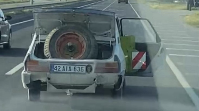 Sürücü, sinyali, ellerini açarak verdi.