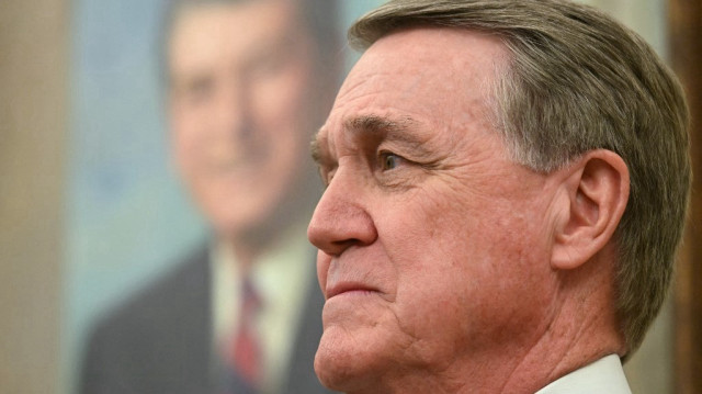 L'ambassadeur en Chine, l'ancien sénateur républicain de Géorgie, David Perdue, regarde le président américain Donald Trump s'exprimer lors de sa cérémonie de prestation de serment à la Maison Blanche à Washington, DC, le 7 mai 2025.
