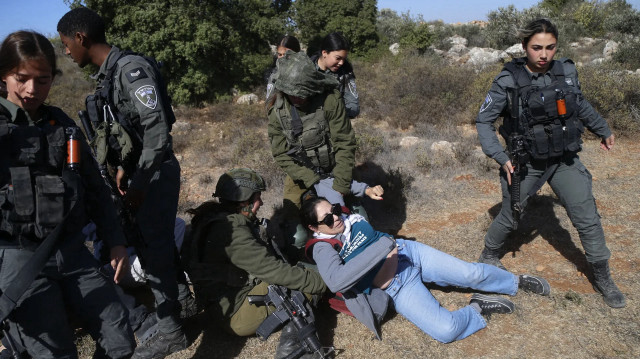 الضفة.. مستوطنون يهاجمون فلسطينيين ومتضامنين معهم