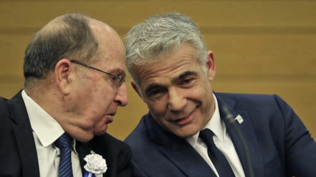 Les membres de la Knesset (MK) Moshe Yaalon (G) de Telem et Yair Lapid de Yesh Atid, qui font tous deux partie de l'alliance électorale Kahol Lavan (Bleu et Blanc), sont assis ensemble lors d'une réunion des membres de l'alliance à la Knesset à Jérusalem, le 3 octobre 2019.