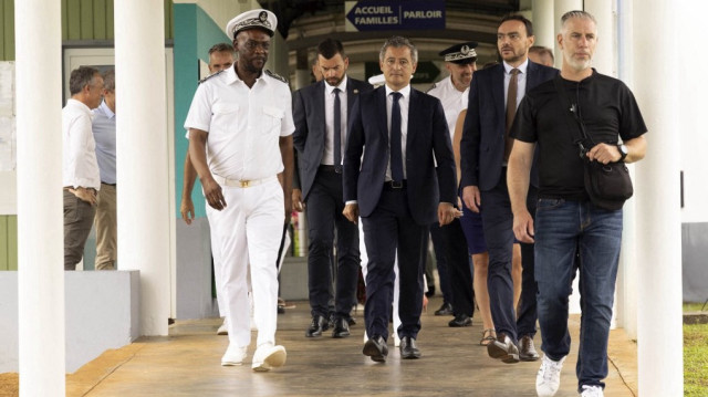Le ministre français de la Justice, Gérald Darmanin (C), visite la prison de Remire-Montjoly dans le cadre de son voyage officiel en Guyane française, le 19 mai 2025. Le 17 mai 2025, Gérald Darmanin a annoncé l'ouverture d'un centre pénitentiaire de haute sécurité de 500 places d'ici 2028 à Saint-Laurent-du-Maroni, au cœur de la jungle guyanaise, pour accueillir les détenus les plus lourdement condamnés pour trafic de stupéfiants ainsi que les détenus radicalisés.