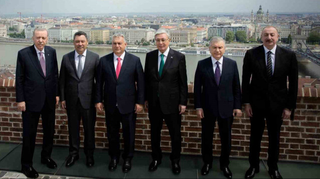 Cumhurbaşkanı Erdoğan, TDT liderleriyle Budapeşte manzarasında hatıra fotoğrafı çektirdi
