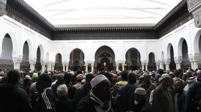 Musulmans réunis à la Grande mosquée de Paris pour la prière funéraire d'Aboubakar, resortissant malien vitime d'un meurtre islamophobe, le 5 mai 2025.