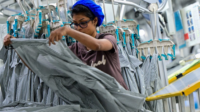 Un employé effectue des contrôles de qualité sur des vêtements à l'intérieur d'une usine de vêtements dans la zone franche de Katunayake au Sri Lanka.