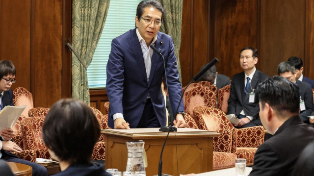 Le ministre japonais de l'agriculture Taku Eto (C) répond à une question concernant sa propre déclaration selon laquelle il n'a jamais acheté de riz, lors de la réunion du comité budgétaire de la Chambre des conseillers à l'intérieur du parlement à Tokyo le 19 mai 2025.